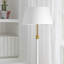 Lampe sur pied de style Mid-Century moderne avec accents en laiton et abat-jour en lin blanc-122888598