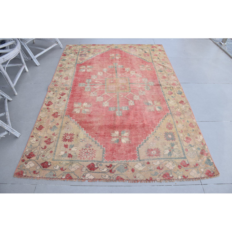 Tapis turc en laine tissé à la main avec motifs géométriques rouges discrets pour une décoration intérieure unique