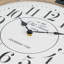 Horloge murale surdimensionnée avec cadre supérieur