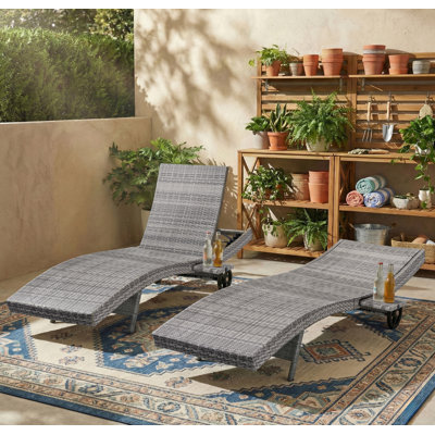 Ensemble de chaises longues de 80 po en osier de patio, ensemble de 2 chaises longues inclinables en rotin d'extérieur avec roulettes et table d'appoint coulissante, dossier réglable, conception ergonomique à vagues pour la piscine, la terrasse et le gris