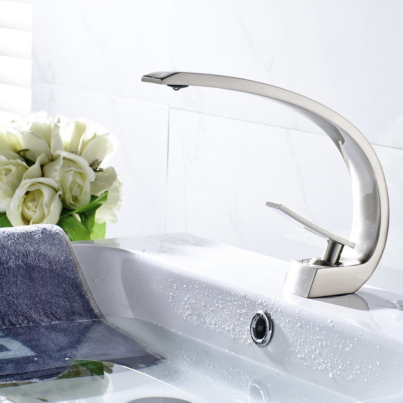 Robinet de lavabo de salle de bain contemporain en nickel brossé - monotrou fixé au comptoir avec forme géométrique et valve de remplissage en céramique