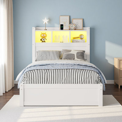 Lit en bois avec tête de lit et armoire de rangement escamotable