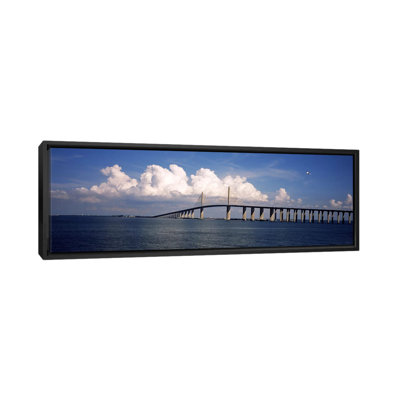 Pont suspendu traversant la baie, Sunshine Skyway Bridge, Tampa Bay, Golfe du Mexique, Floride, États-Unis par Panoramic Images - Giclée sur toile tendue