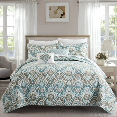 Polyester Damask Quilt with Pillow Shams Included