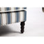 Fauteuil de salon vintage avec lin rayé bleu et blanc, garniture cloutée et fauteuil confortable pour la chambre