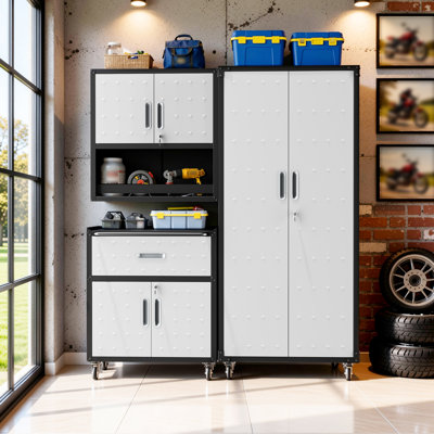 Ensemble de rangement pour garage en 3 pièces : armoires métalliques à roulettes, armoire murale, armoire à un tiroir sur roulettes, armoire à panneaux perforés haute et coffre à outils verrouillable.