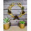 Couronne de bois de cerf avec pommes de pin, décor mural rustique pour chalet ou maison de campagne.