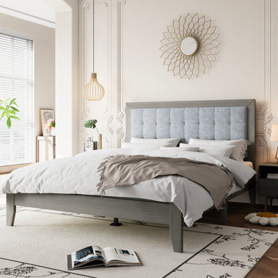 Grand lit avec plateforme en bois massif et tête de lit tapissier carrée, thème moderne de style Mid-Century, ton gris, conception de cadre facile à assembler, finition, système de lattes silencieuses