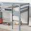 Lit mezzanine simple en bois d'hévéa massif gris. Facilement accessible. Base à lattes renforcée. Vaste espace de rangement sous le lit. Hauteur basse pour un sommeil plus sécuritaire, lit gris, bois et caoutchouc. Accès. Plateforme. Maximiser sous-1785804434