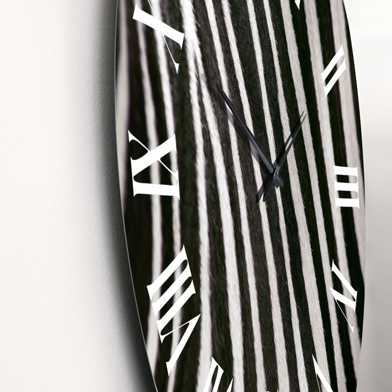Détail d'une horloge murale à motif de lignes zébrées noires et blanches III, Moyen