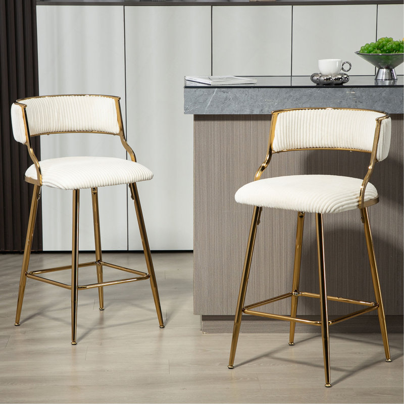 Confortables tabourets de bar à hauteur de comptoir en velours côtelé avec dossier et repose-pieds, idéaux pour un îlot de cuisine et divers espaces.