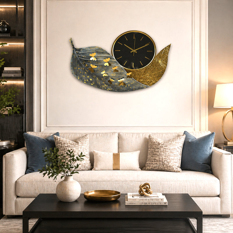 Grande horloge murale papillon dorée et bleue avec une élégante finition métallique, décoration pour la maison, 87 x 60 x 7 cm