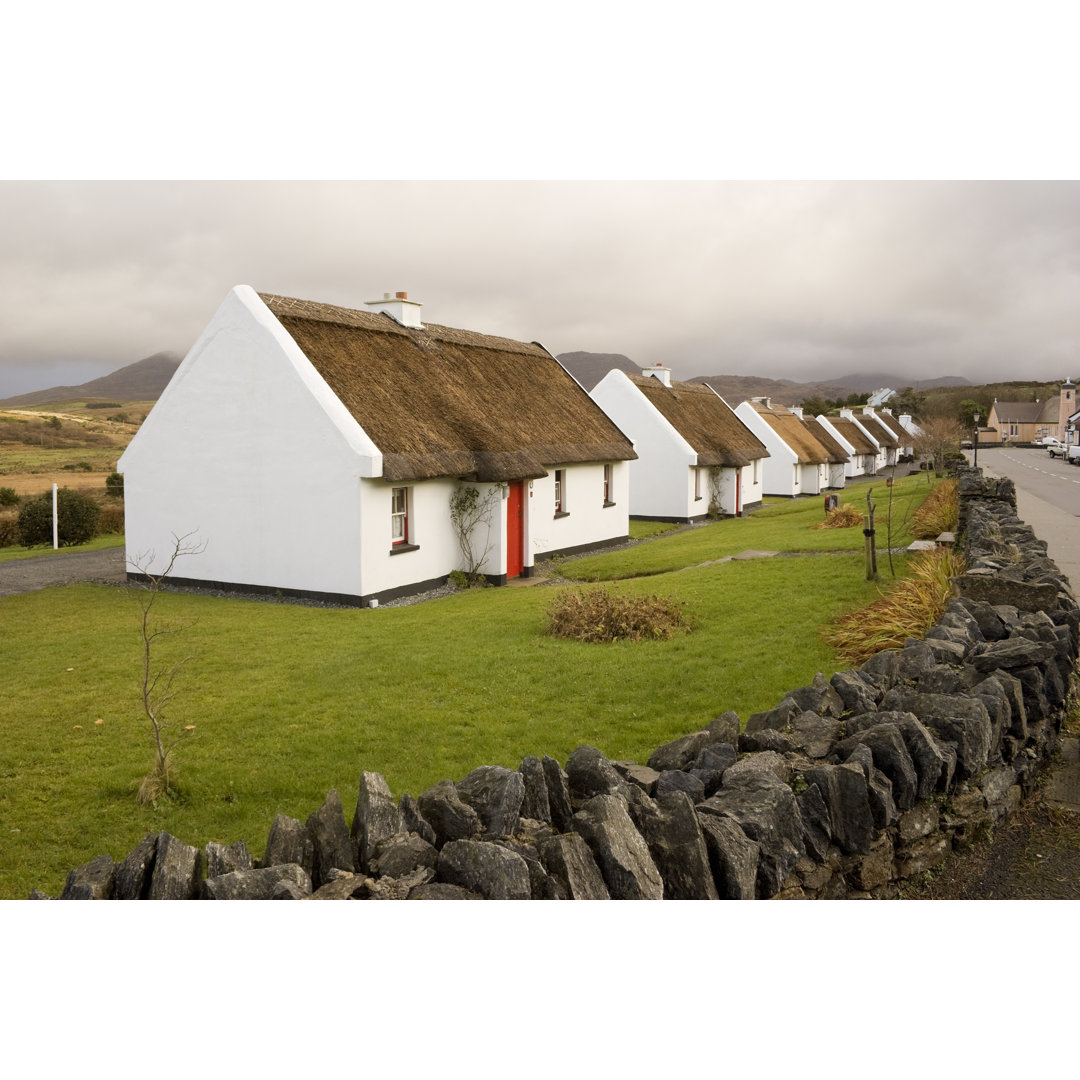 Cottages, Galway Irland von Ramonmascaro - Leinwandfoto im Wickel