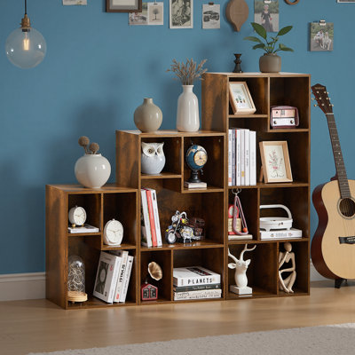 Ensemble de 3 petites bibliothèques brunes avec petite bibliothèque noire et petite armoire de rangement avec tablettes ouvertes