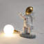 Lampe de table astronaute en résine avec lumière DEL
