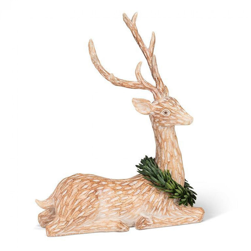 Figurine de cerf couché avec une couronne
