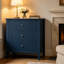Table de chevet cannelée bleue à 32 tiroirs de 32 po de largeur, table d'appoint de rangement moderne pour grande chambre à coucher, table de bout de chevet escamotable avec boutons pour petits espaces-130118707