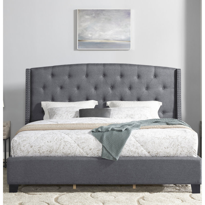 Lit tapissier contemporain en tissu gris avec capitonnage à boutons et garniture cloutée exquise