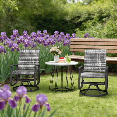 Ensemble de chaises pivotantes grises d'extérieur en rotin et osier