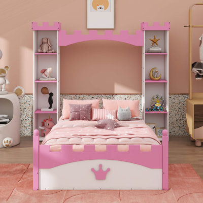 Lit simple d'inspiration château avec tête de lit et tablette en bois
