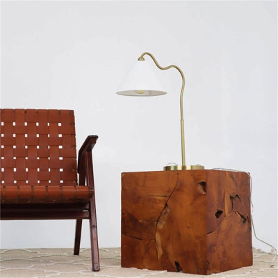 Lampe de table courbée en laiton avec abat-jour triangulaire blanc, or et métal, 18,25 x 9,50 x 22,00 pouces