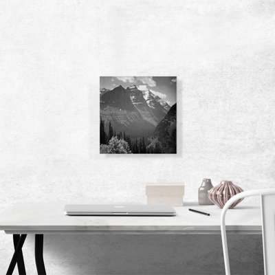 «Snow Covered Mountains in Glacier National Park Montana» par Ansel Adams - reproduction de photo sur toile tendue