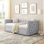 Lit de jour polyvalent style Mid-Century avec couchette - Confort en lin avec boutons et têtes de clou dans les espaces de vie