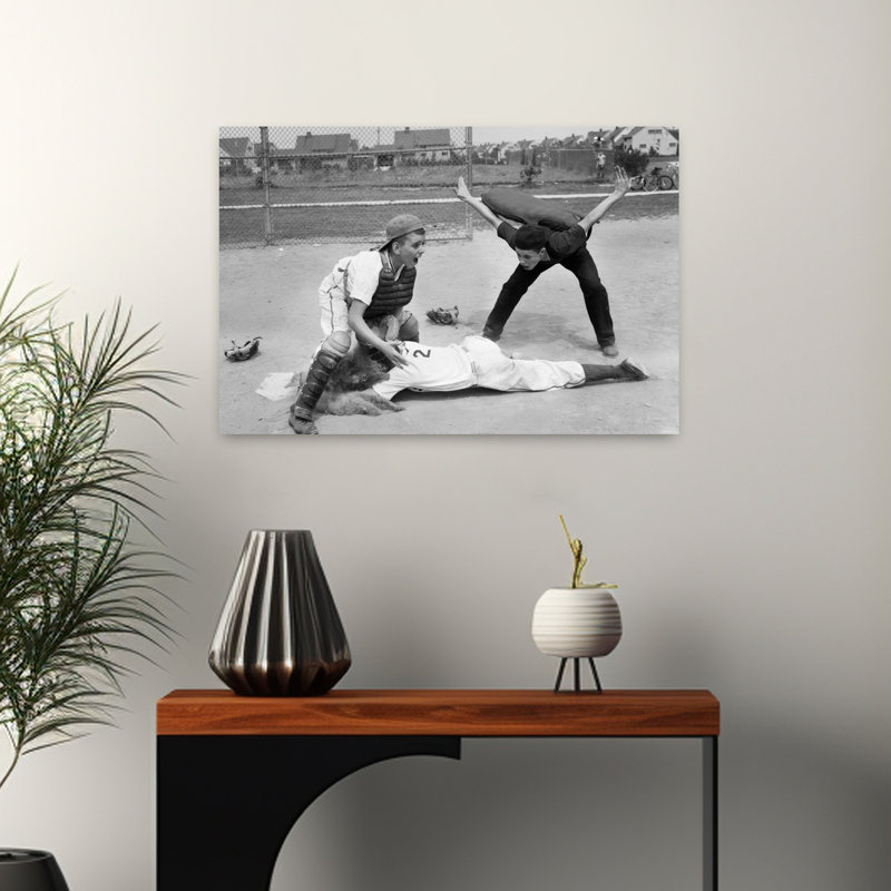 1950's Little League Umpire Calling Baseball Player Safe glissant dans la maison, H 16 po x l 24 po