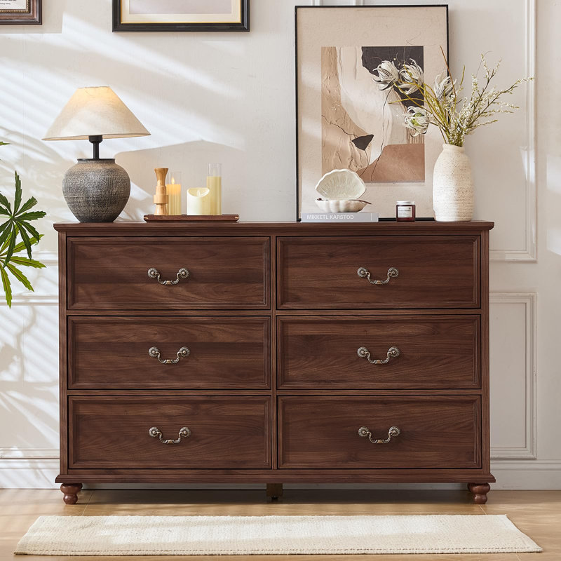 Commode de style champêtre de 137 cm (54 pouces) à 6 tiroirs avec pieds en bois massif en forme de gourde, façades de tiroirs géométriques et poignées couleur laiton antique
