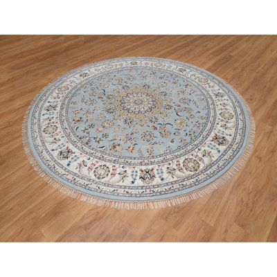 Tapis oriental rond bleu clair 7 pi 9 po x 7 pi 9 po Nain avec motif de médaillons de fleurs, laine douce et soie, velours doux, 250 KPSI