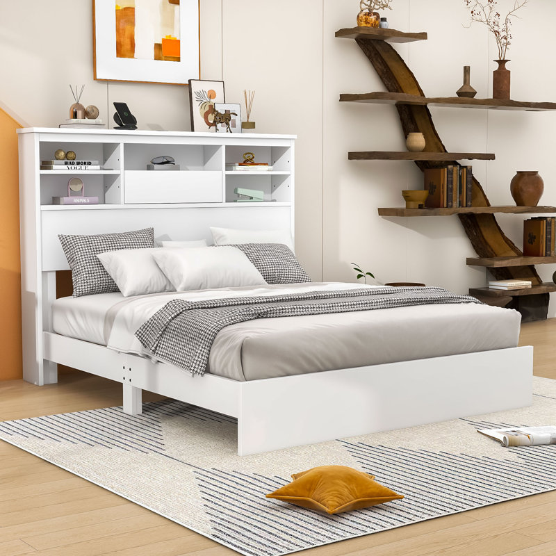 Grand lit plateforme en bois avec tablettes et station de charge