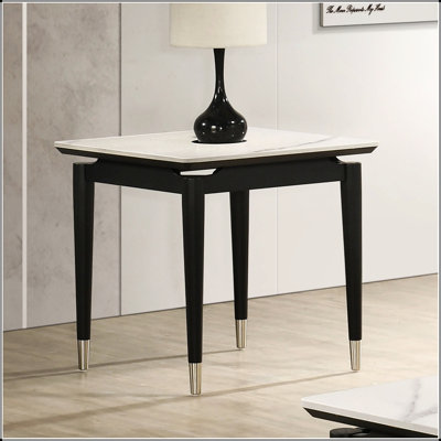 Table d'appoint carrée contemporaine avec plateau en pierre frittée résistante et élégants pieds en forme de flèche à embouts argentés