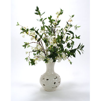 Fleurs blanches en vases en nuage