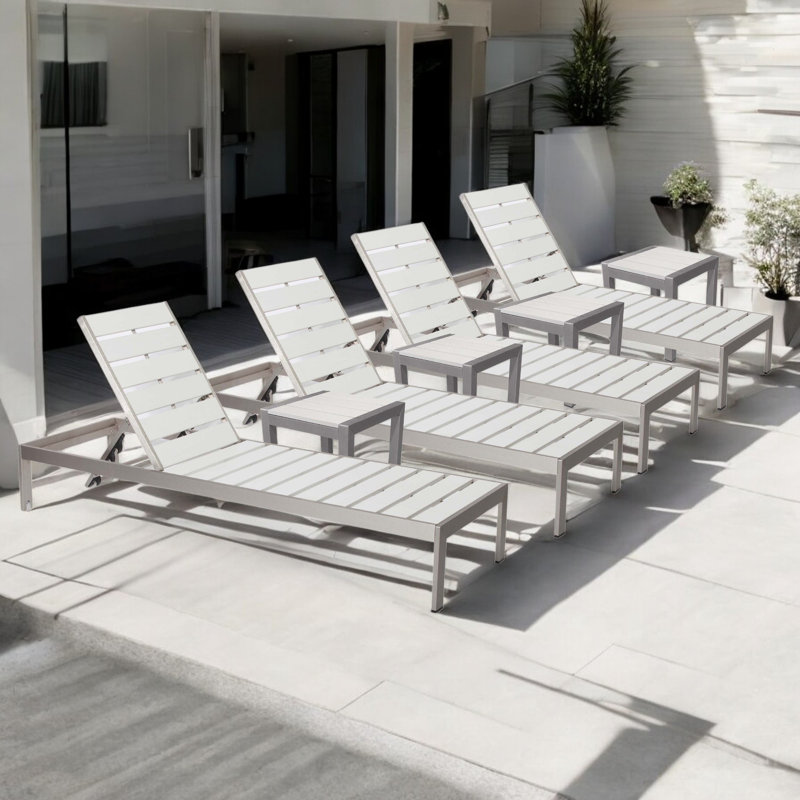 Ensemble de chaises longues inclinables d'extérieur 76 po 8 pièces Aynura - 4 chaises longues en aluminium avec 4 tables d'appoint assorties, 5 positions réglables et roues cachées - Blanc brossé