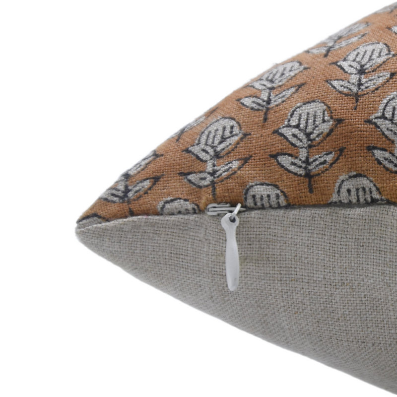 Coussin décoratif en lin à motif de blocs de tissu imprimé à la main Fab divine Tarangni, H 22 po x l 22 po, Brown/White