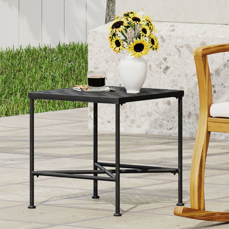 Table de bout de patio en fer, apparence argent brossé noir, mélanges avec chaises et tables basses d'extérieur, table d'assemblage pour patio, utilisation de compléments et de tables, requis