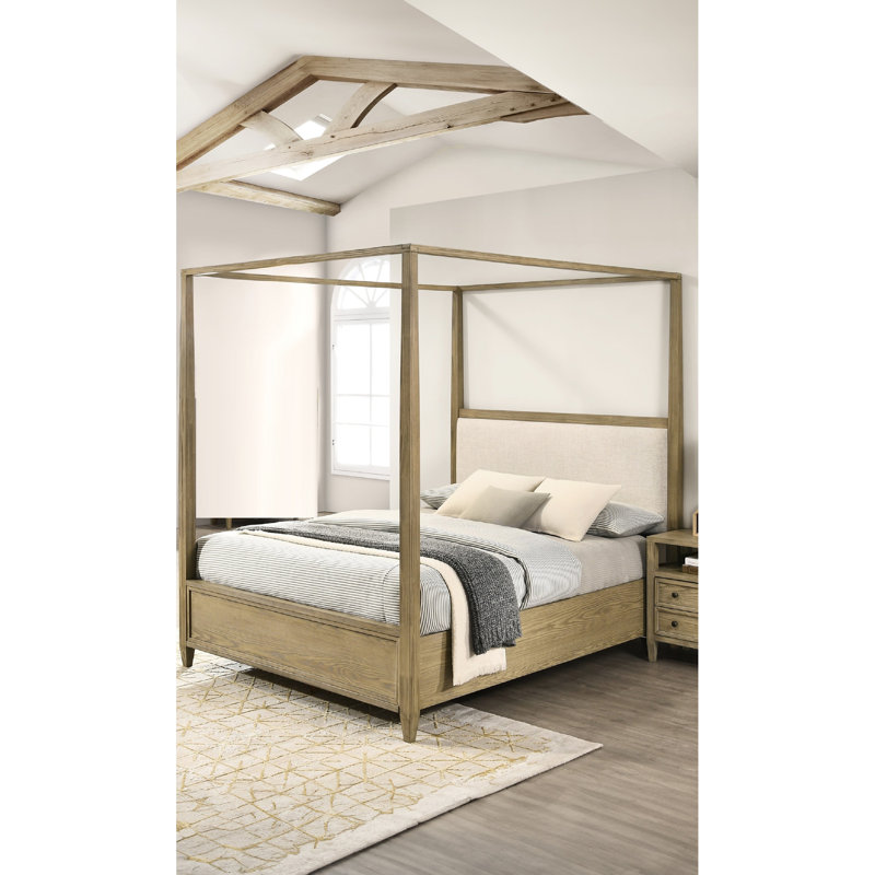 Lit à baldaquin de style rustique avec une finition en bois naturel et un cadre épuré pour la chambre à coucher