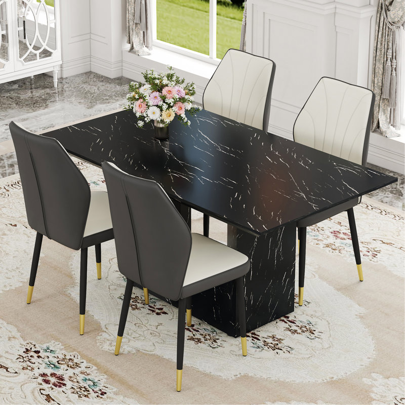 Ensemble de table et de chaises. Ensemble de salle à manger en panneau de fibres à densité moyenne à motif de marbre noir - 63 po x 35,4 po avec 4 chaises en polyuréthane épissé blanc et gris foncé avec un dossier élargi.