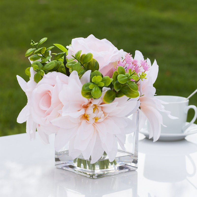 Arrangement floral mixte ou pièce maîtresse dans un vase