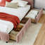 Lit très grand avec tête de lit rose, revêtement en chenille et dessous de tiroir, structure solide, rangement de tiroir