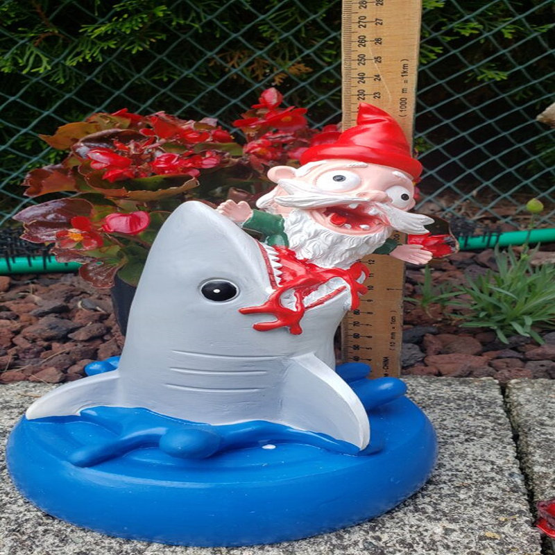 Requin mangeant un gnome de jardin