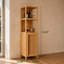 Armoire de rangement haute et étroite en bambou, colonne de rangement mince et autoportante pour salle de bain avec étagères ouvertes à 2 niveaux et porte à lattes, organisateur de rangement vertical en bois pour salle de bain, salon, cuisine
