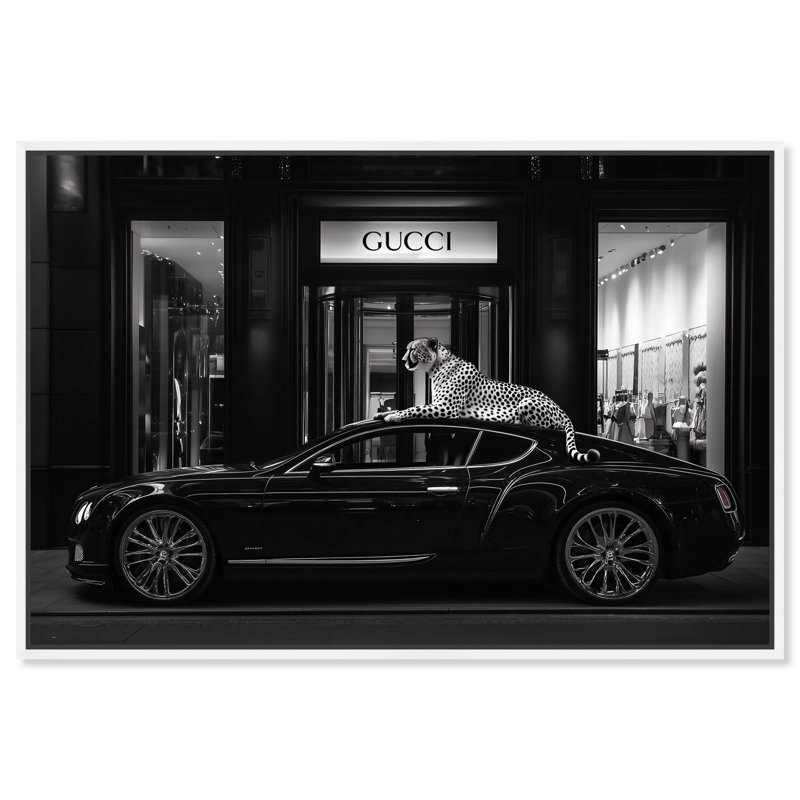 «Cheetah and Sports Car Store» par Art Remedy, H 25 po x l 37 po, Cadre flottant, Doré