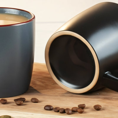 Ensemble de quatre tasses à café multicolores de 13 onces avec poignées, convenant à un usage domestique ou commercial, parfait pour les lattes, les mochas, le chocolat chaud et autres boissons.