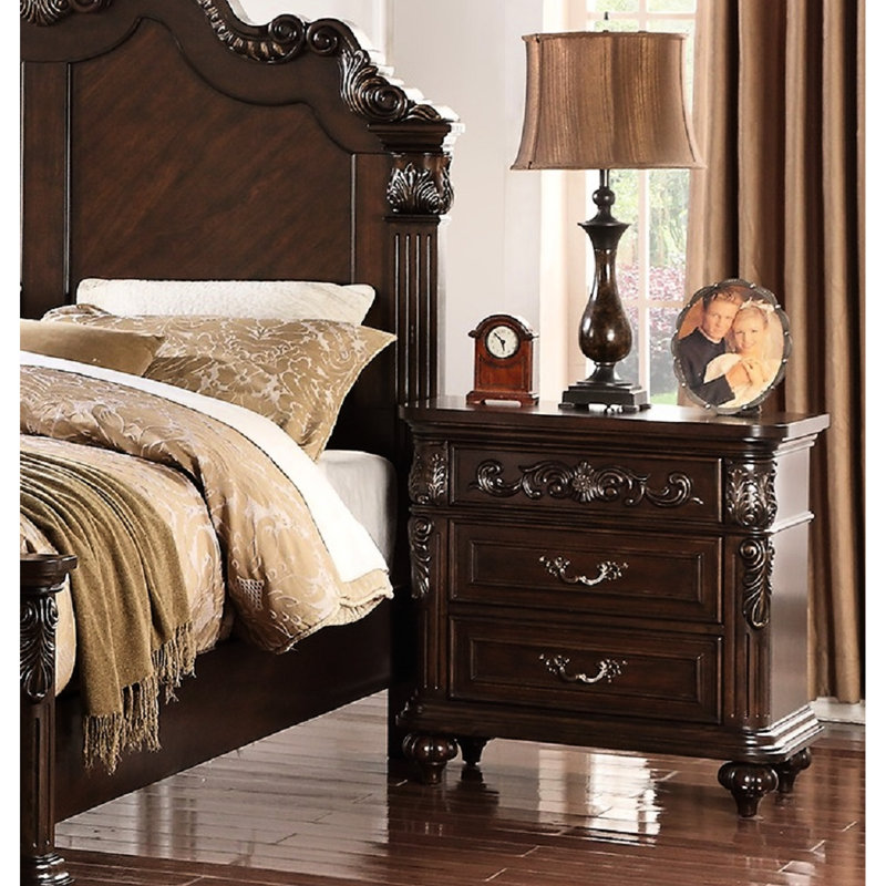 2 tables de chevet en noyer pour la chambre à coucher - Mobilier de style traditionnel 2 tables de chevet: placage antique, poignées en métal