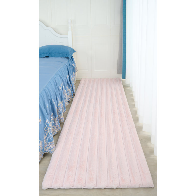 Tapis rose en fausse fourrure nervurée de la collection Nickole, Tapis de couloir 2 pi 3 po x 8 pi