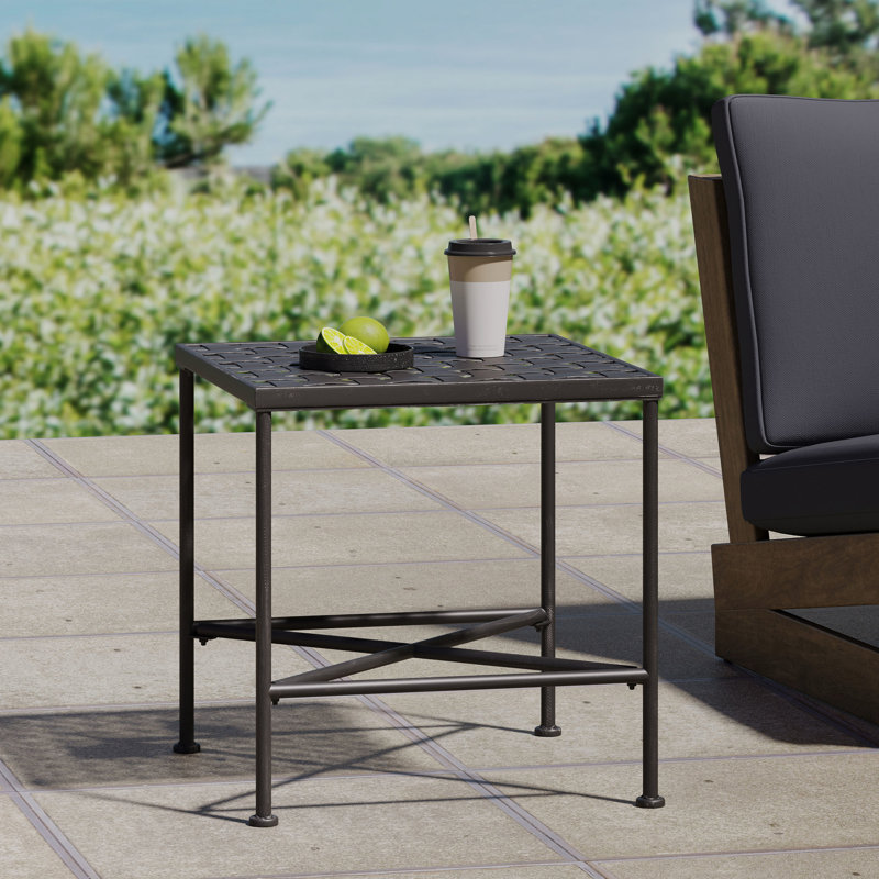 Table de bout en fer noir brossé noir pour l'extérieur, P 16,50 po x l 16,75 po, H 16 po, complète les chaises et les tables basses, l'assemblage requiert un look extérieur, convient à tout espace requis