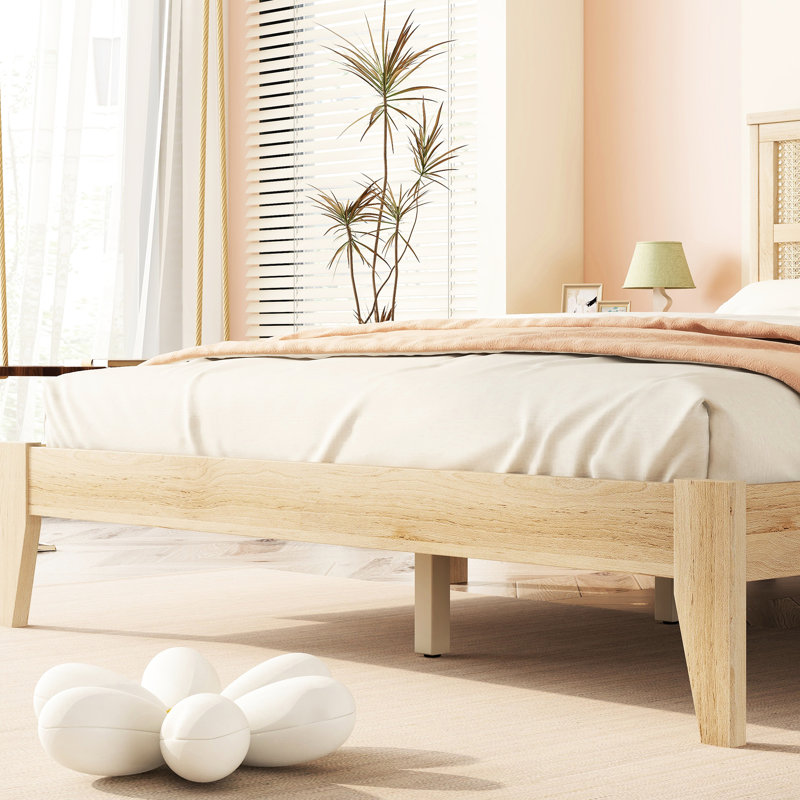 Grand lit en chêne blanc avec tête de lit élégante et grand rangement sous le lit