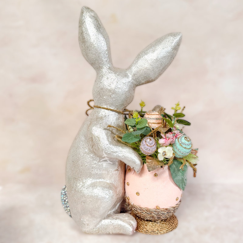 Lapin de Pâques avec pot de fleurs