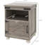 Petite table d'appoint grise. Table de bout avec rangement. Tablette ouverte et armoire spacieuse. Pieds modernes en bois. Polyvalent. H 17,7 po x P 15,4 po. P 23,6 po. Peut contenir 110 livres de rangement gris. Style Living